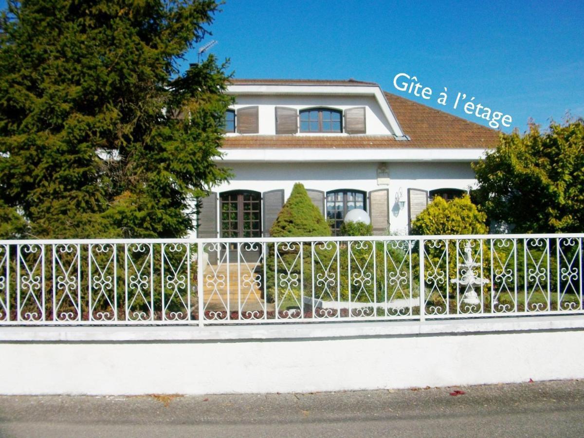 Appartement Les Roses de Rita à Boisset-lès-Montrond Extérieur photo