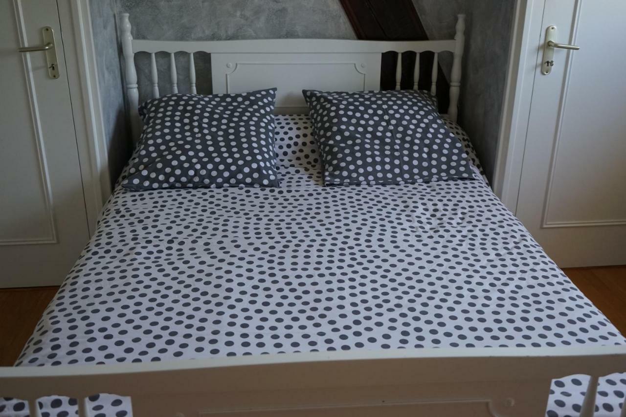 Appartement Les Roses de Rita à Boisset-lès-Montrond Extérieur photo